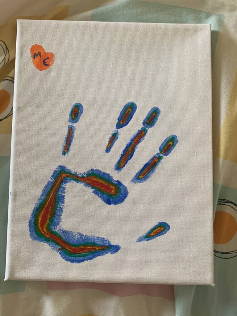 Marias Hut & Kunstwerk mit der Darstellung von Mayas Hand